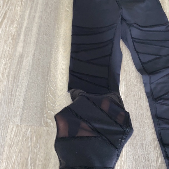 Lulu leggings w/ mesh slits - brand new! - Picture 4 of 6